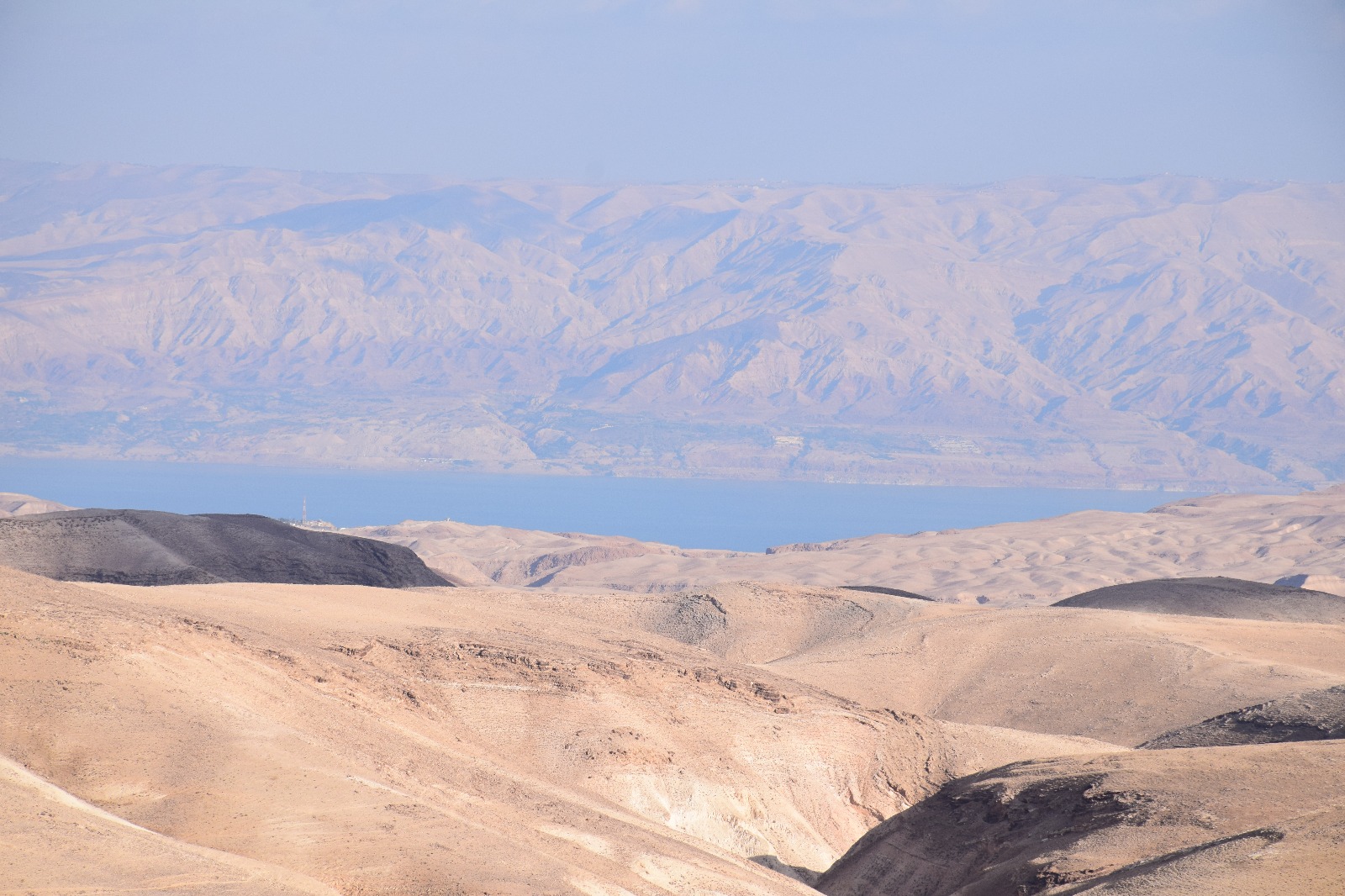 נוף מדברי פתוח מהיישוב